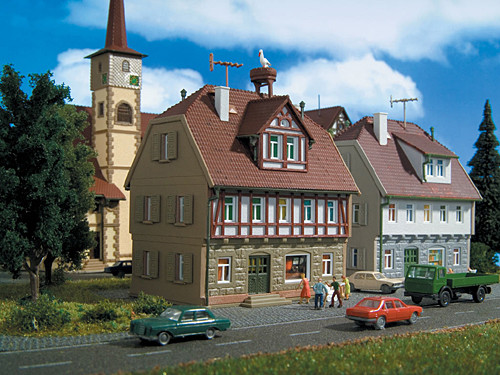 Vollmer 47643 - Wohnhaus mit Storchennest 82x65x105 mm Bausatz