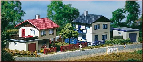 Auhagen 14462 - 2 Vorstadthäuser je 100 x 82 x 60 mm Garage 65 x 48 x 25 mm Zweigeschossige Einfamil