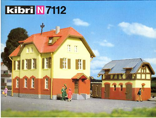 Kibri 37112 - Eisenbahnergebäude mit Nebengebäude inkl. Hausbeleuchtungs-Startset, Funktionsbausatz