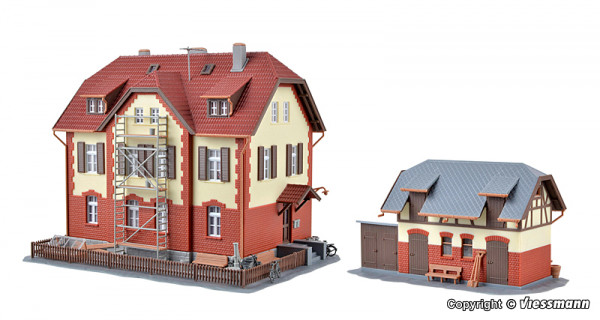 Kibri 39315 - Eisenbahner Wohnhaus mit Nebengebäude 17,5x14x13,5 cm und 13x6x7 cm
