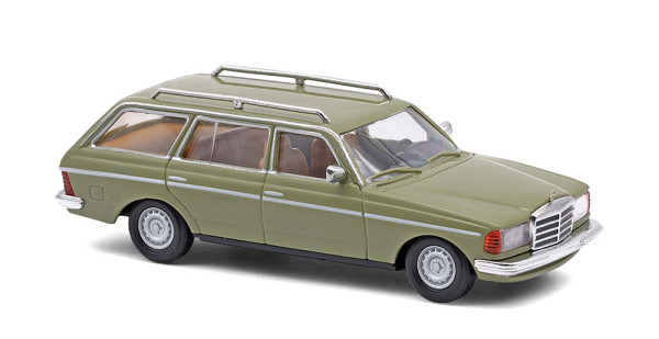 Busch 46977 - MB W123 T Modell riedgrün H0
