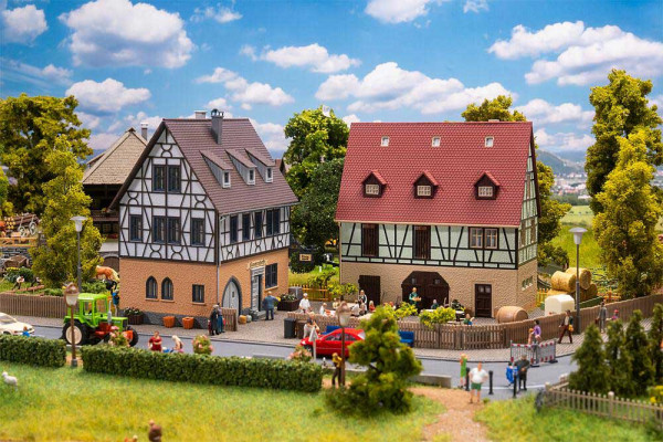Faller 130147 - Fachwerkhaus mit Wirtschaftsgebäude