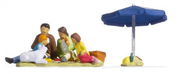 Noch 15599 - Familie beim Picknick
