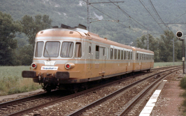 Jouef HJ2463S - SNCF Dieseltriebwagen RGP I mit Beiwagen in grau-oranger Farbgebung „Alpazur“ Ep. IV