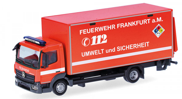 Herpa 099226 - Mercedes-Benz Atego 13 Koffer-LKW mit Ladebordwand "Feuerwehr Frankfurt/GW-Öl"