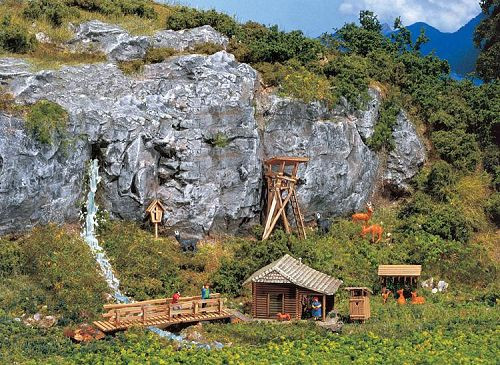 Faller 272532 - Jagdhütte mit Hochsitz patiniertes Modell