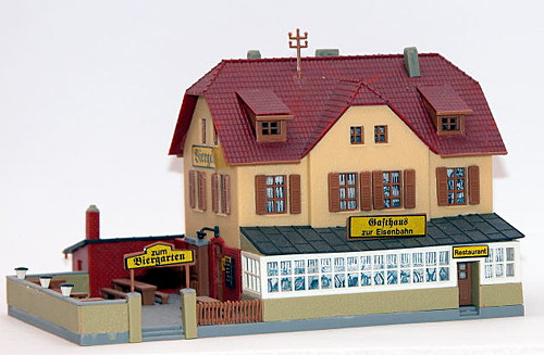 Kibri 37114 - Gasthaus zur Eisenbahn mit Biergarten
