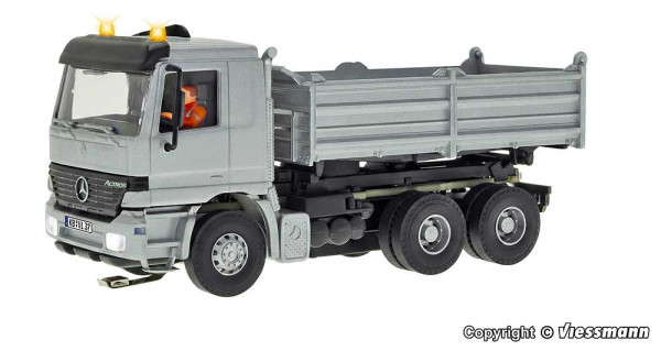 Viessmann 8037 - MB ACTROS 3-achs Muldenkipper mit Rundumleuchten, silber, Funktionsmodell