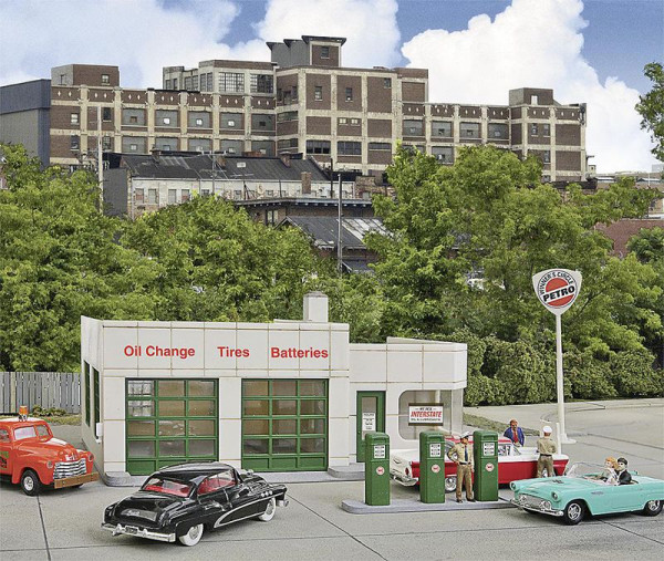 Walthers 533479 - Tankstelle mit Kleinwerkstatt, 10 x 15 x 5,8 cm