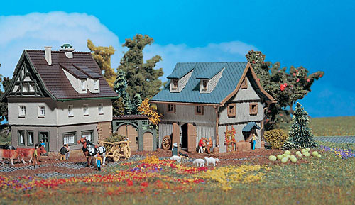 Vollmer 49540 - Bauernhaus mit Scheune 50x38x53 mm
