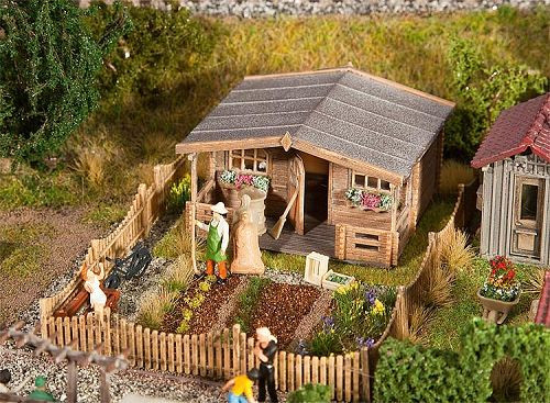 Faller 180493 - Schrebergarten mit großem Gartenhäuschen patiniertes Modell