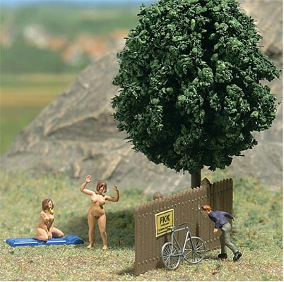 Busch 7669 - Mini Welt "FKK" 3 Figuren, Luftmatratze, Zaun mit »Guckloch«, Fahrrad und Baum