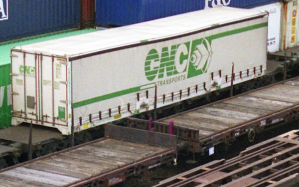 Arnold HN6725 - SNCF, Containerwagen S70, braune Farbgebung, beladen mit Wechselbehälter mit Schiebe