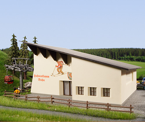 Brawa 6343 - Gebäudebausatz Hahnenkamm, Berg-und Talstation