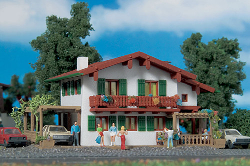 Vollmer 47754 - Chalet "Edelweiss" mit Carport 90x75x50 mm Bausatz