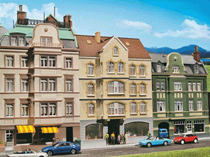 Faller 130447 - Stadthaus mit Kneipe patiniertes Modell