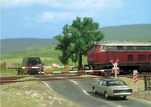 Busch 6021 - Bahnübergang 2 Schranken auf Grundplatten montiert (ohne Elektroantrieb), Straßenfüllst