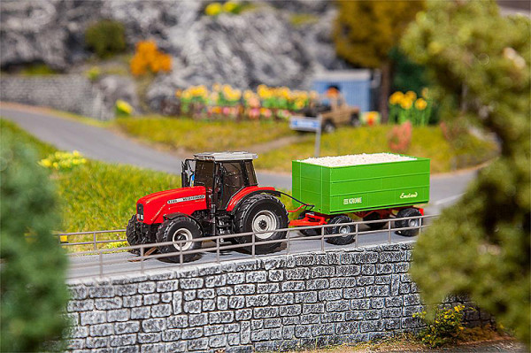 Faller 161588 - MF Traktor mit Hackschnitzel-Anhänger (WIKING)