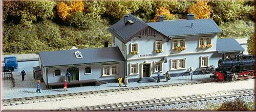 Auhagen 14453 - Bahnhof Radeburg 237 x 87 x 66 mm Originalmodell Endbahnhof an einer Nebenstrecke mi