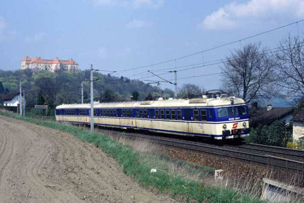 Jägerndorfer JC40040 - ÖBB Triebzug Rh 4030.308, 3-teilig ultramarinblau/elfenbein Ep.4, "Wiener Sch