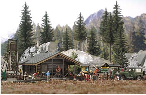 Busch 6042 - Motiv-Set "Wald" (Bausatz) aus dunklem Holz Waldhütte mit viel Zubehör zur Gestaltung e