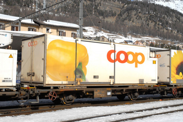 Bemo 9469119 - RhB Lb-v 7879 Tragwagen mit Coop-Container "Paprika"