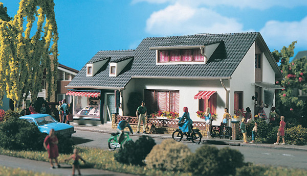 Vollmer 43723 - Wohnhaus mit Laden 175x110x75 mm