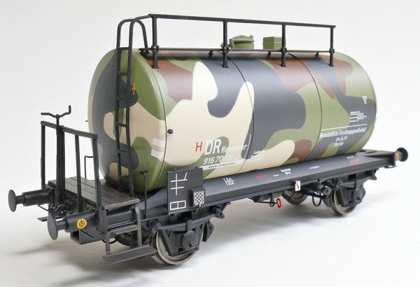 Exacttrain 20686 - DRB Leichtbau-Kesselwagen Bauart Uerdinegn 30m³ Camouflage Ep.2, mit Bremserbühne
